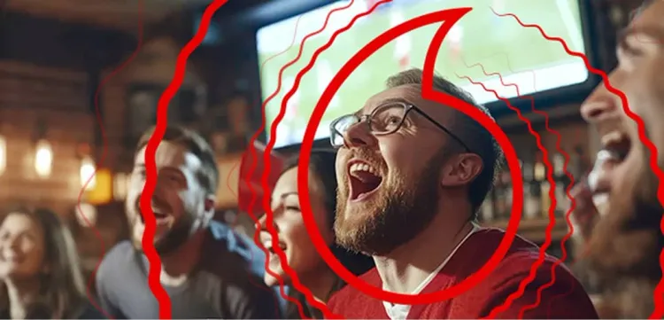 Clientes de un bar viendo el fútbol con Vodafone TV, LALIGA BARES y DAZN BAR